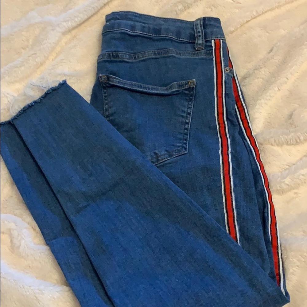 Jeans with stripe.